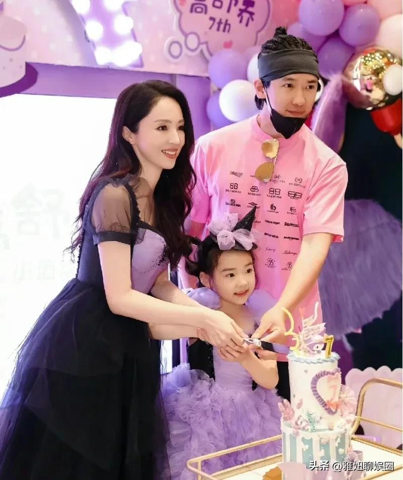 高云翔最新圖片，學(xué)習(xí)、變化與自信的舞臺風(fēng)采展示