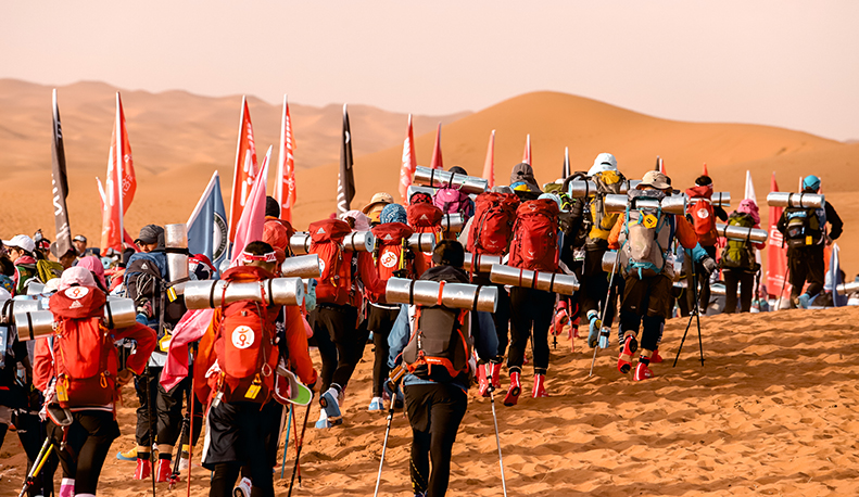 沙海競(jìng)速，沙漠比賽中的歡樂與同伴時(shí)光