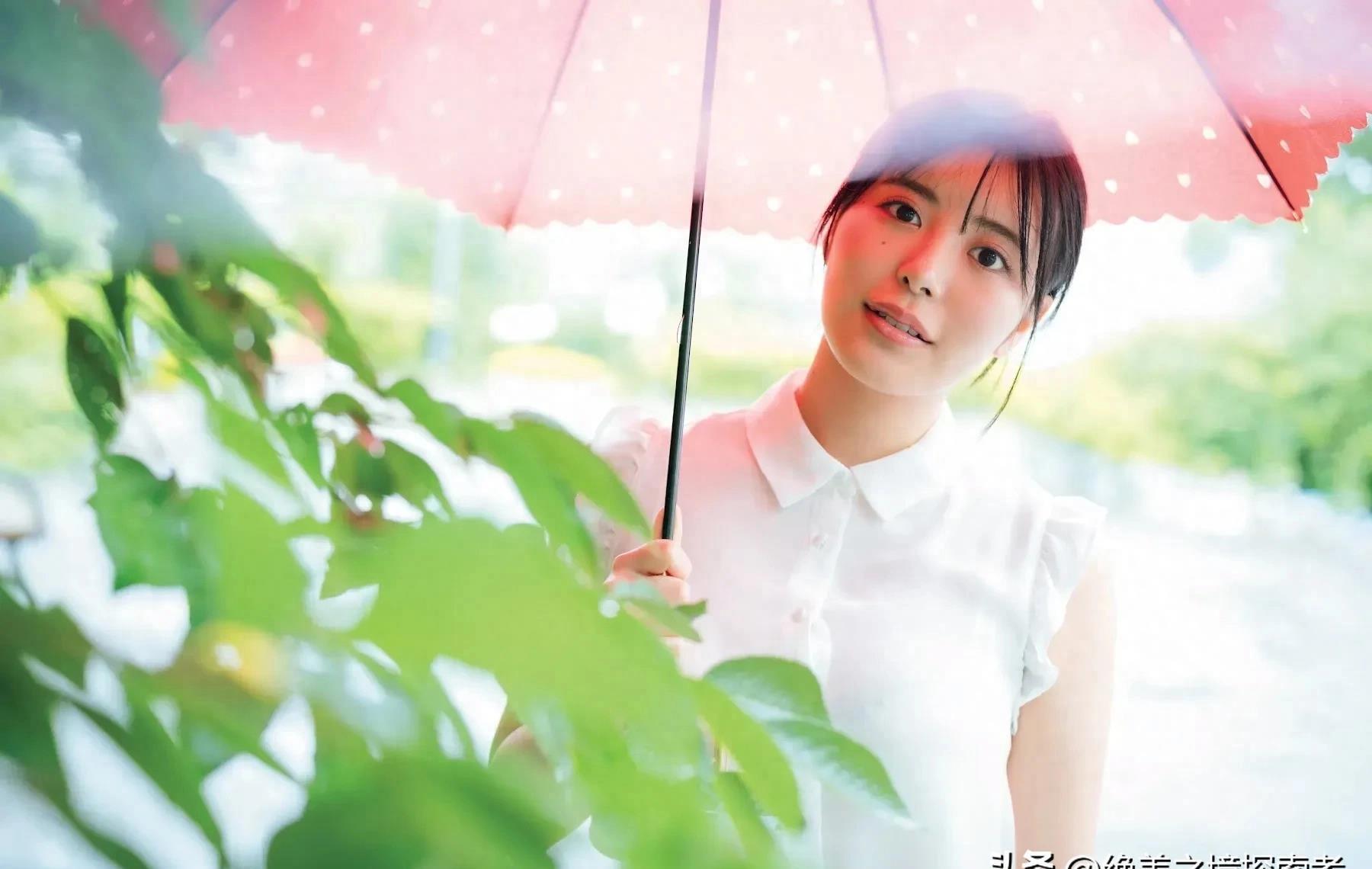 科技新品重塑時尚舞臺，模特泳裝比賽體驗未來魅力之旅