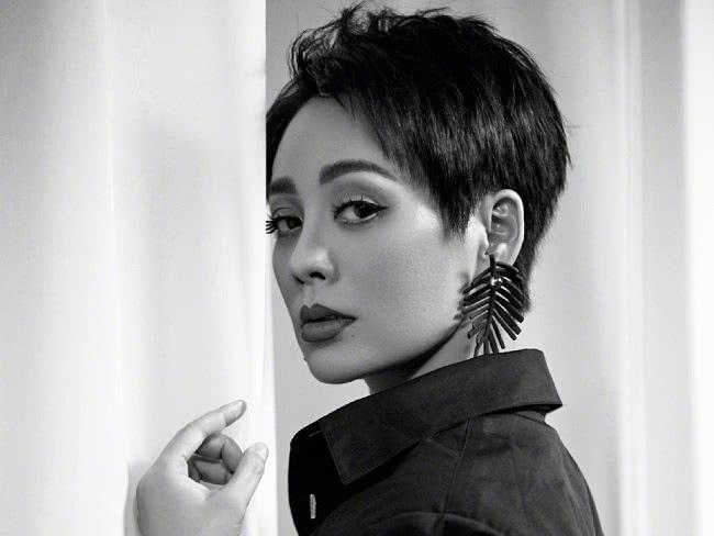 成旭演員，科技之光下的生活重塑者