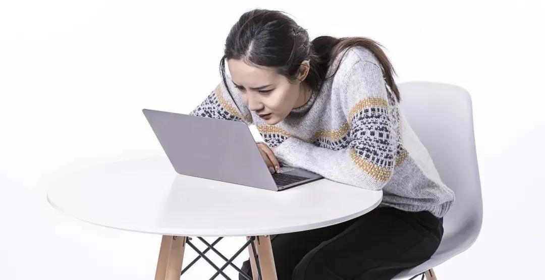 駝背男明星的人生舞臺(tái)，身體特征與星光熠熠的輝煌探索