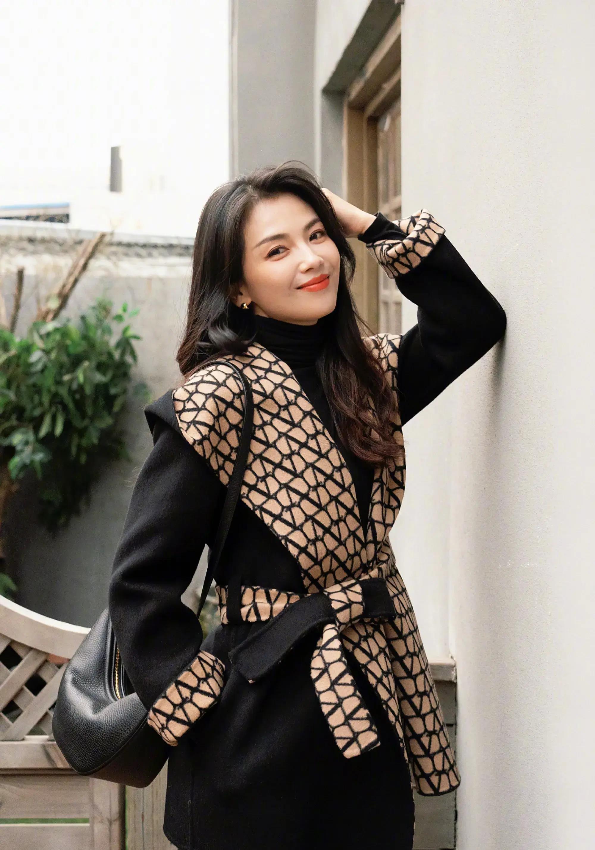 劉濤最新照片展現(xiàn)多元魅力與時尚風采的圖片集萃