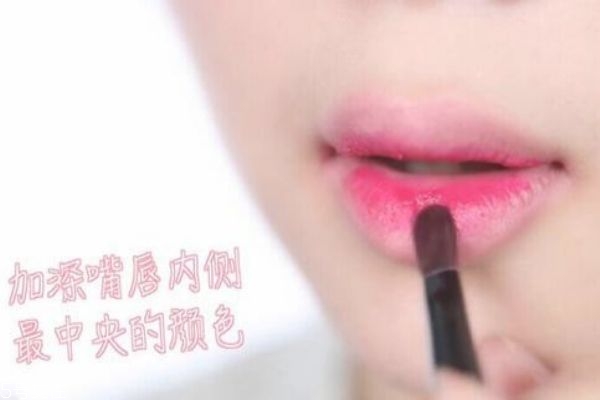 最新口紅涂法教程，輕松打造完美唇妝技巧