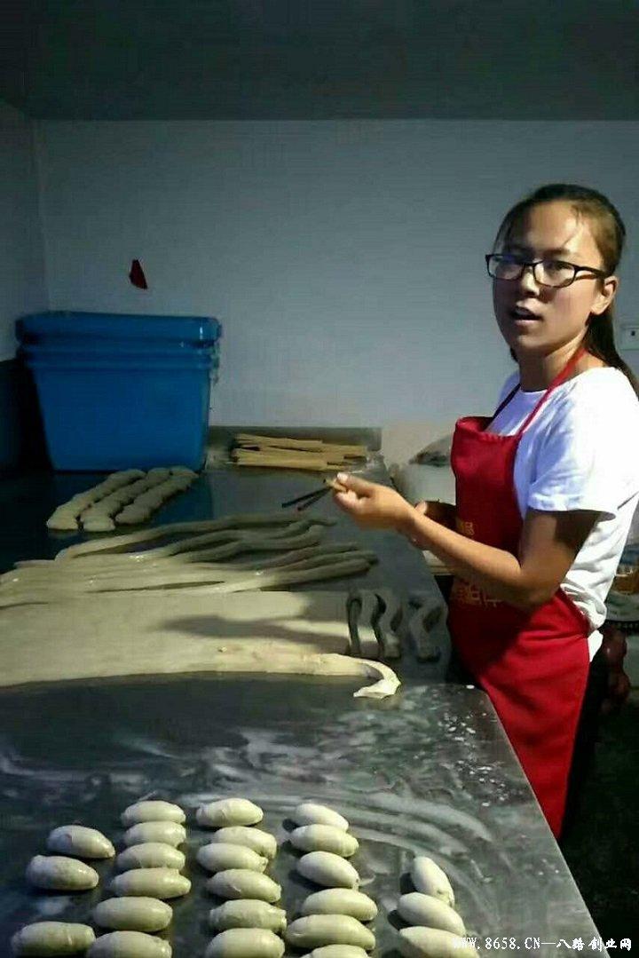 革新烘焙工藝，引領(lǐng)行業(yè)新潮流，最新烤面筋機(jī)亮相！