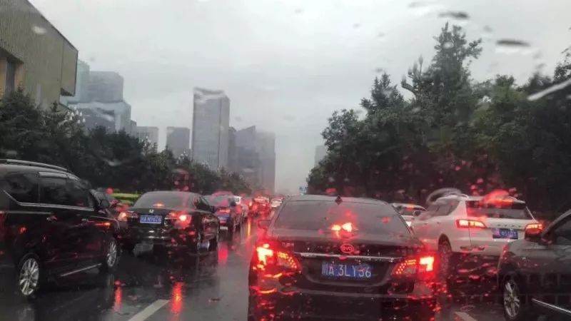 成都暴雨下的驚喜探索，小巷特色小店