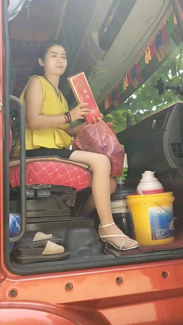 最新貨車女司機(jī)的奇妙小巷探險記