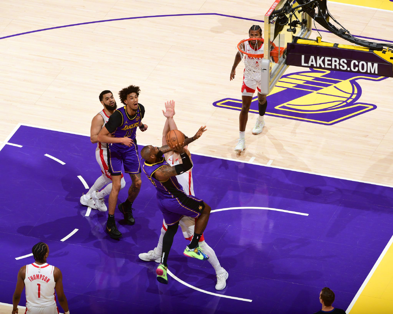 湖人火箭精彩集錦，科技巨獻(xiàn)，前所未有的籃球盛宴體驗